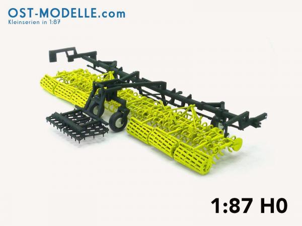 Koppelwagen T890 A01 Bodenbearbeitung 2 Feingrubber B231 mit Stabkrümmlern Arbeitsstellung gelb